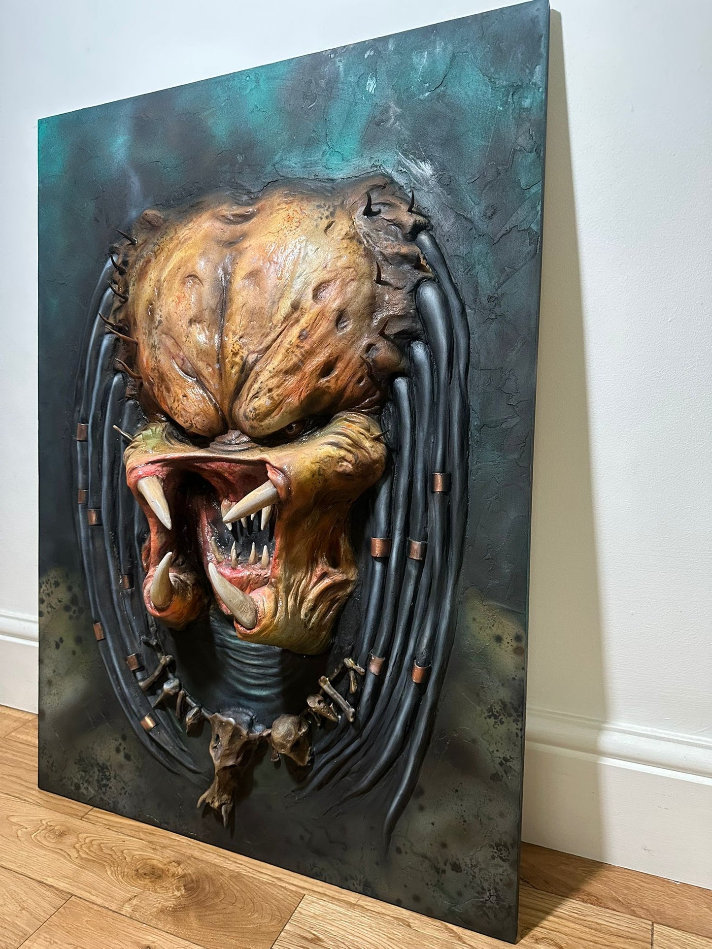 Predator plaster bas relief