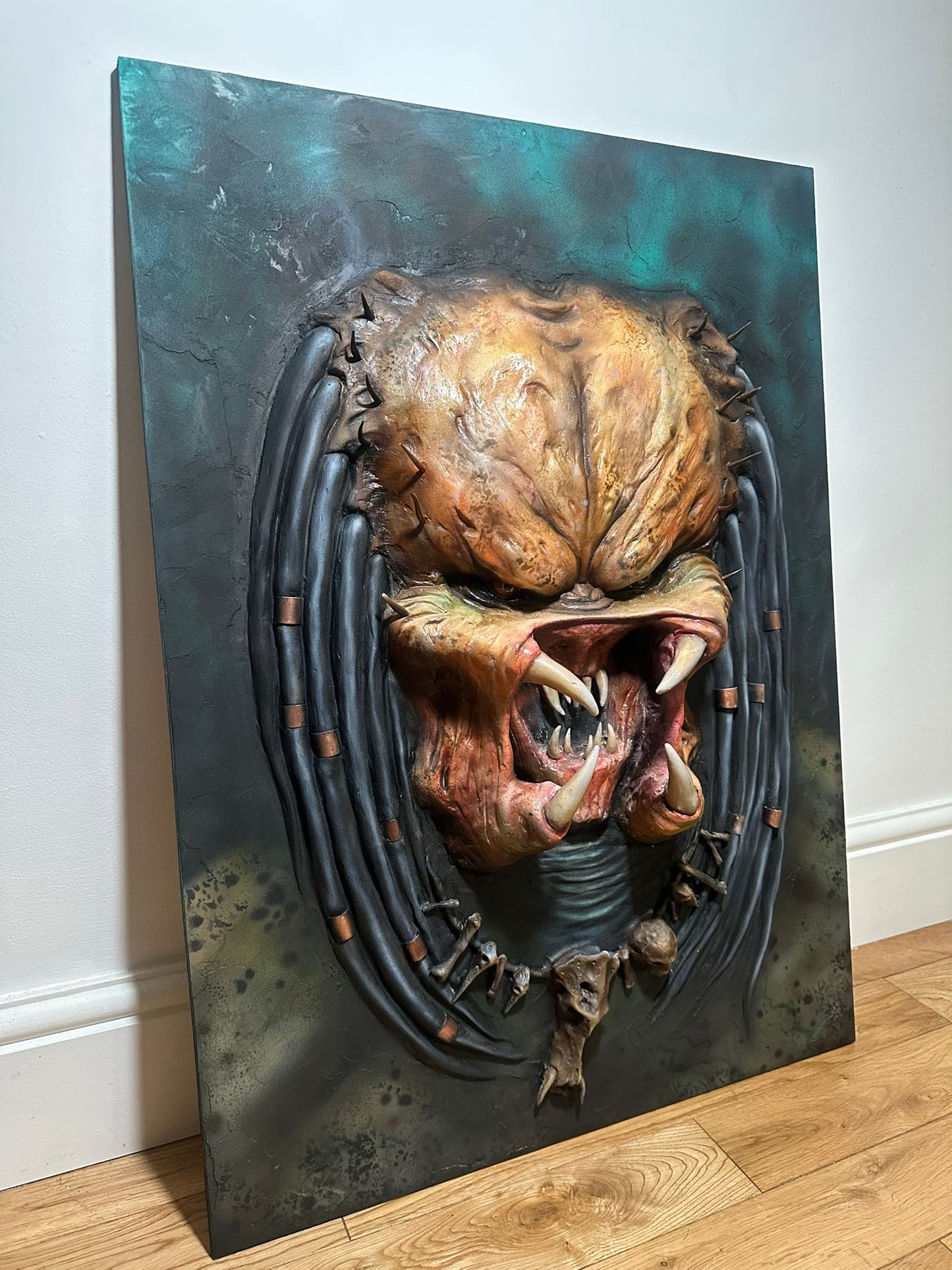 Predator plaster bas relief
