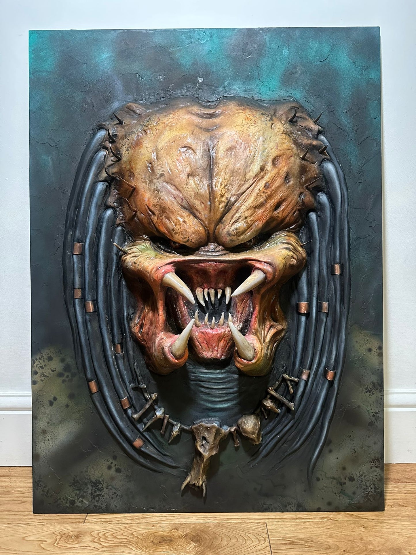 Predator plaster bas relief