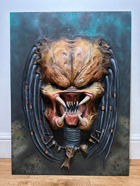Predator plaster bas relief